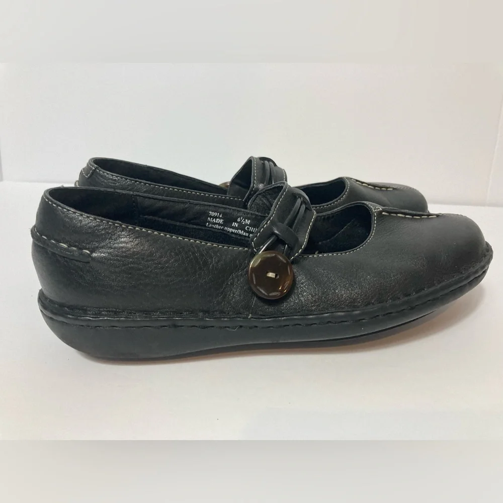 Clarks black leather Mary Jane shoes button strap 6 1/2 M top stitch details